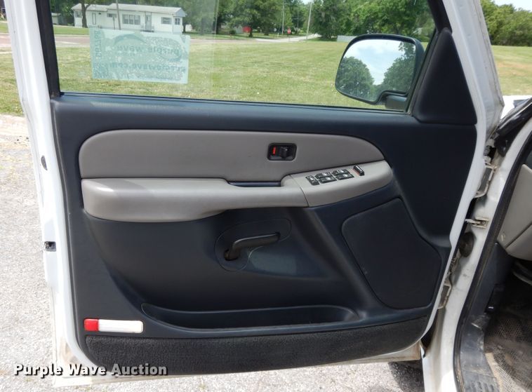 image for item DG7768 2001 Chevrolet Suburban C1500  SUV