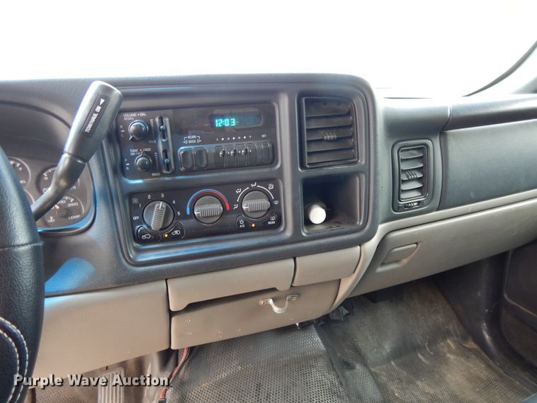 image for item DG7768 2001 Chevrolet Suburban C1500  SUV