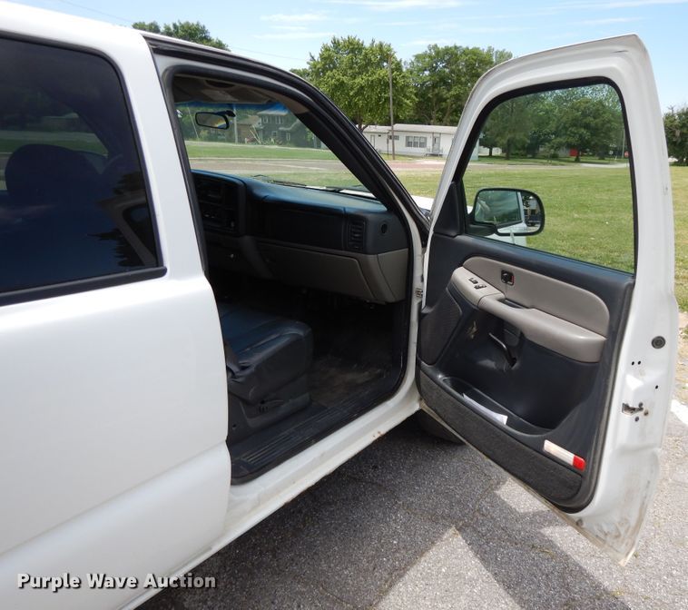 image for item DG7768 2001 Chevrolet Suburban C1500  SUV