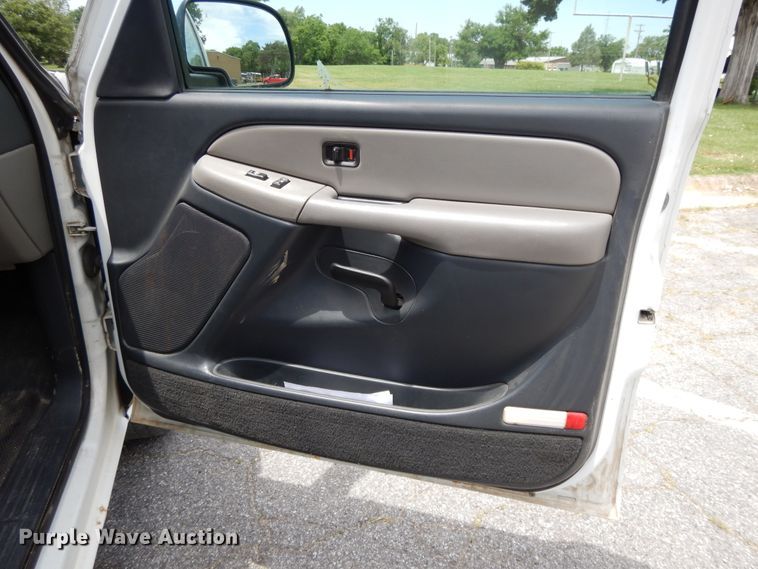 image for item DG7768 2001 Chevrolet Suburban C1500  SUV