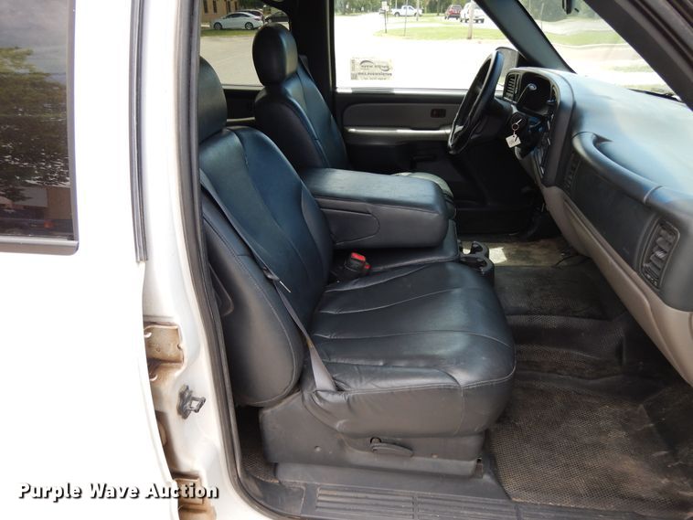 image for item DG7768 2001 Chevrolet Suburban C1500  SUV