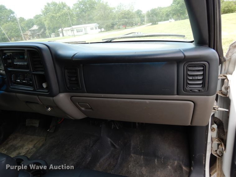 image for item DG7768 2001 Chevrolet Suburban C1500  SUV