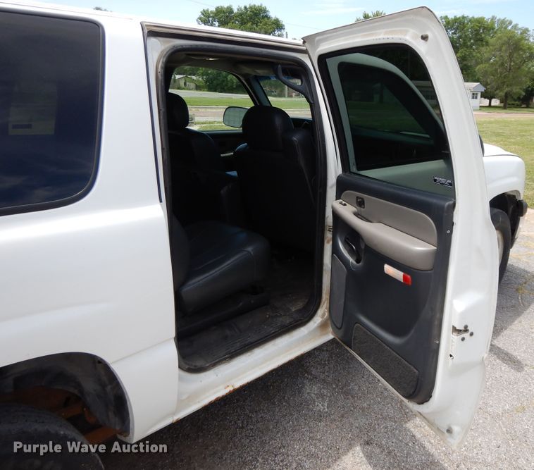 image for item DG7768 2001 Chevrolet Suburban C1500  SUV