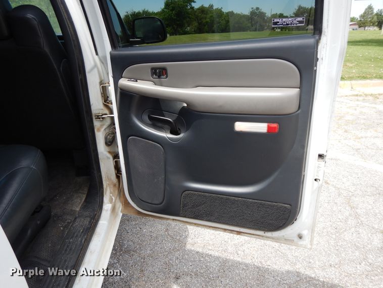 image for item DG7768 2001 Chevrolet Suburban C1500  SUV