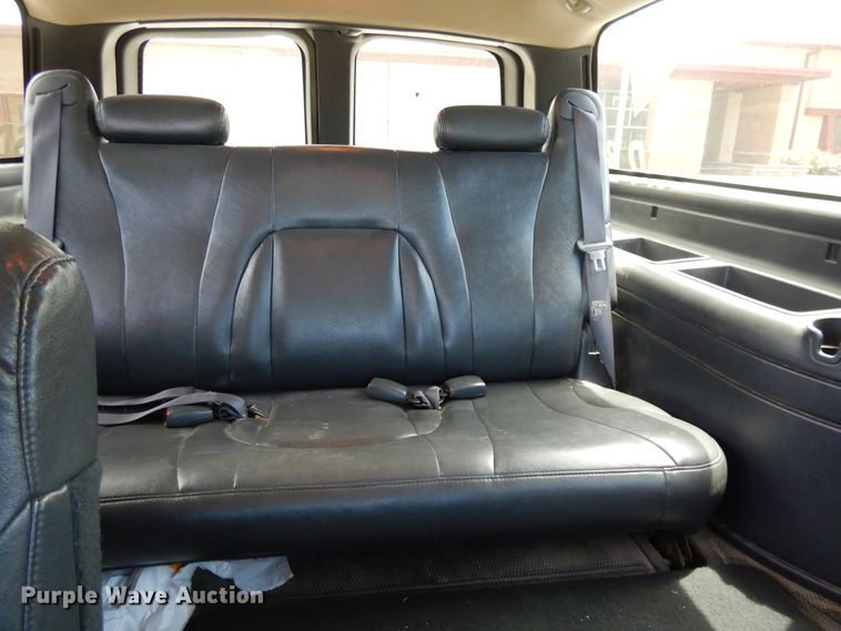 image for item DG7768 2001 Chevrolet Suburban C1500  SUV