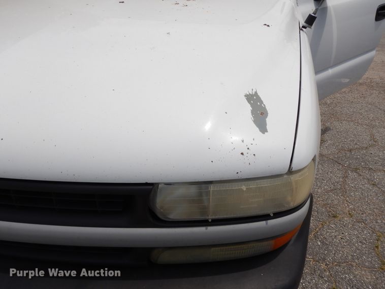 image for item DG7768 2001 Chevrolet Suburban C1500  SUV