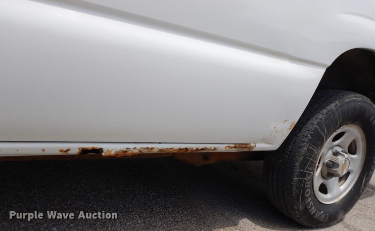 image for item DG7768 2001 Chevrolet Suburban C1500  SUV