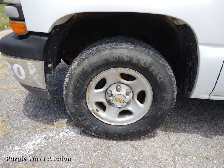 image for item DG7768 2001 Chevrolet Suburban C1500  SUV