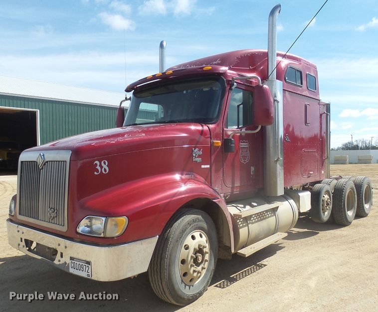 image for item DX9223 2000 International 9400i  semi truck