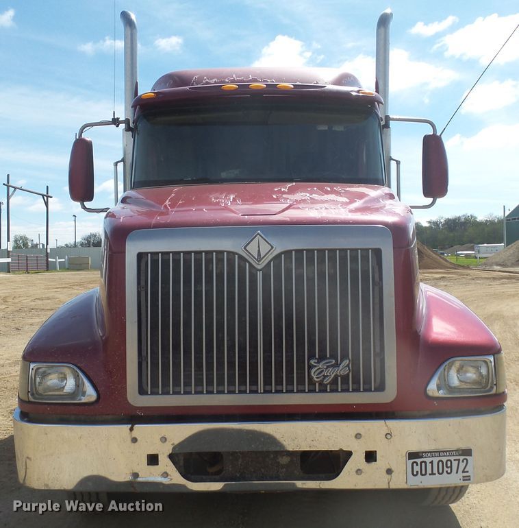 image for item DX9223 2000 International 9400i  semi truck
