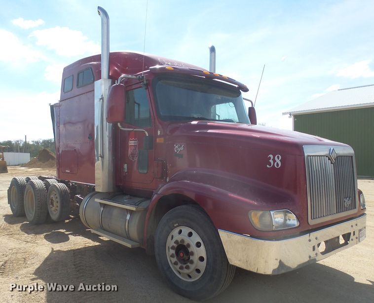 image for item DX9223 2000 International 9400i  semi truck