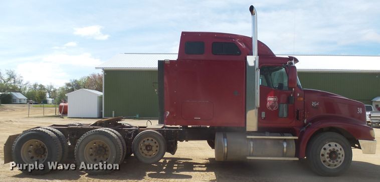 image for item DX9223 2000 International 9400i  semi truck