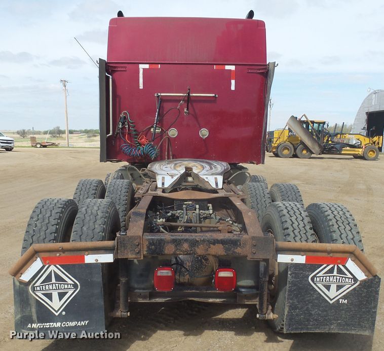 image for item DX9223 2000 International 9400i  semi truck