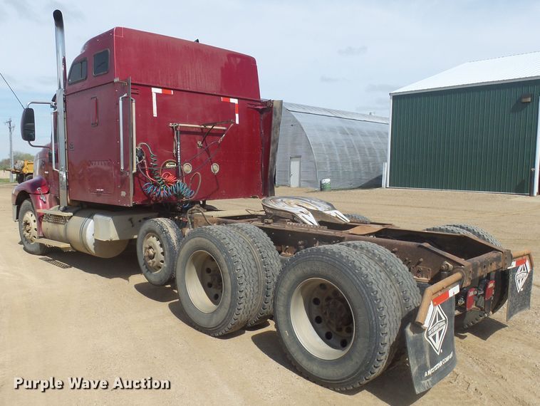 image for item DX9223 2000 International 9400i  semi truck