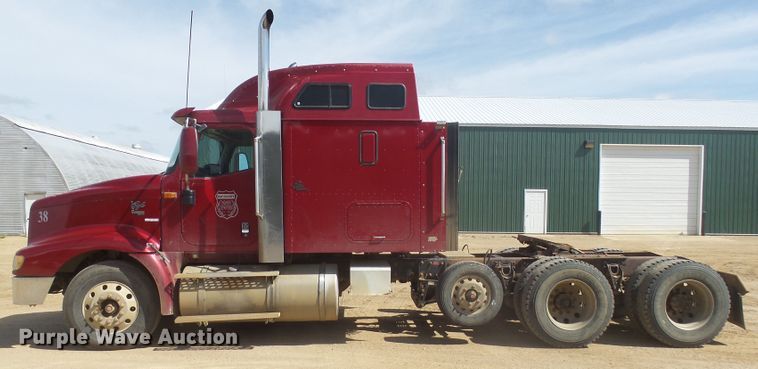 image for item DX9223 2000 International 9400i  semi truck