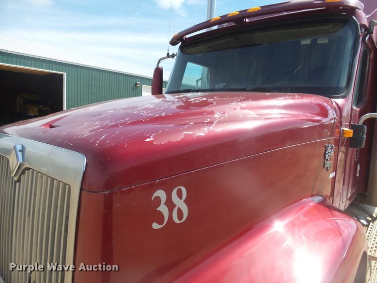 image for item DX9223 2000 International 9400i  semi truck