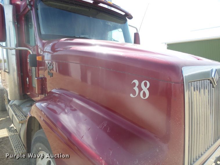 image for item DX9223 2000 International 9400i  semi truck