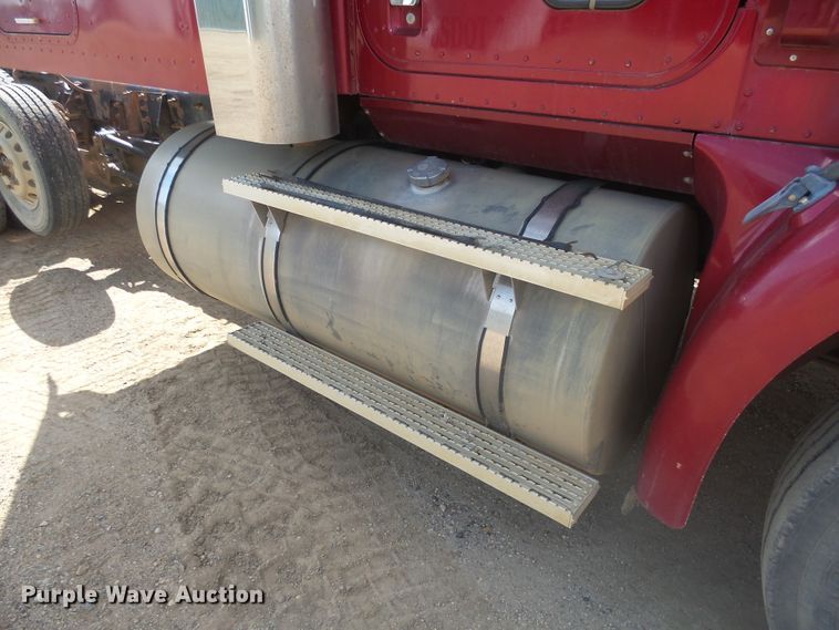 image for item DX9223 2000 International 9400i  semi truck