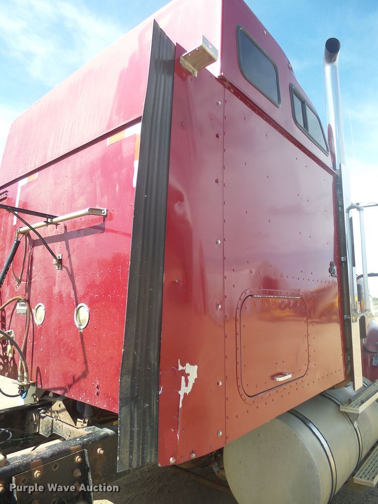 image for item DX9223 2000 International 9400i  semi truck