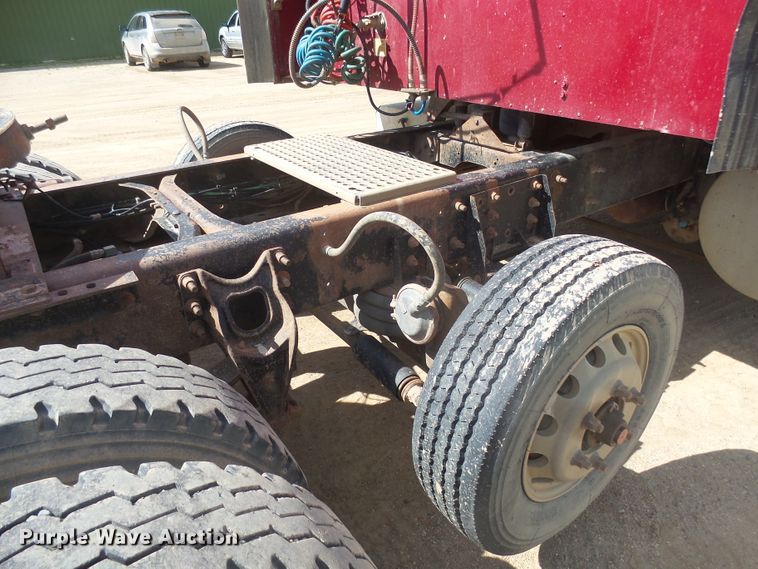 image for item DX9223 2000 International 9400i  semi truck