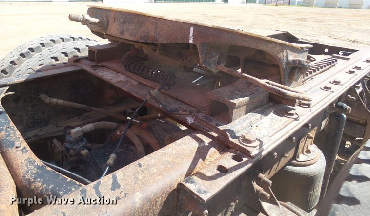 image for item DX9223 2000 International 9400i  semi truck