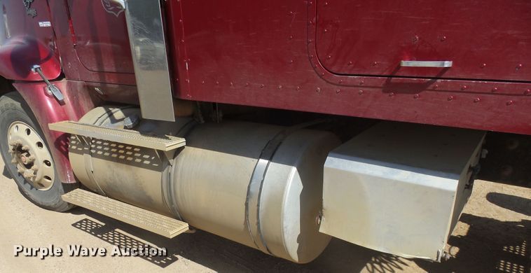 image for item DX9223 2000 International 9400i  semi truck