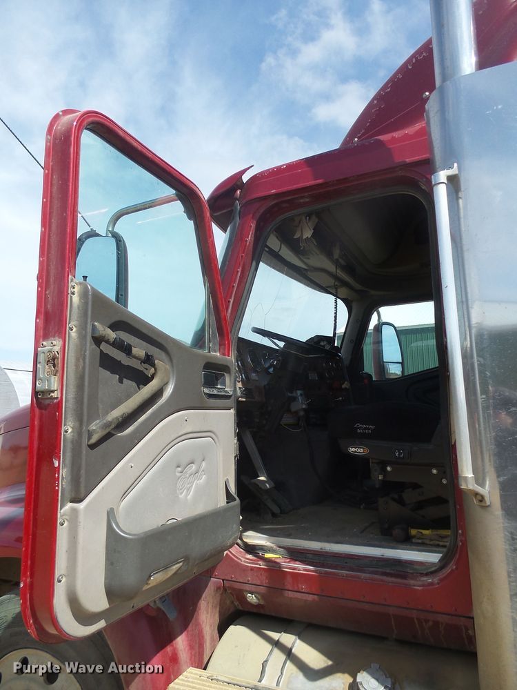 image for item DX9223 2000 International 9400i  semi truck