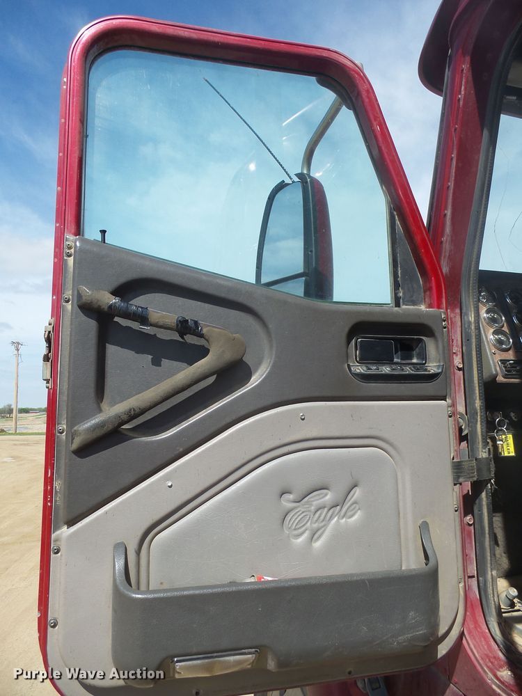 image for item DX9223 2000 International 9400i  semi truck