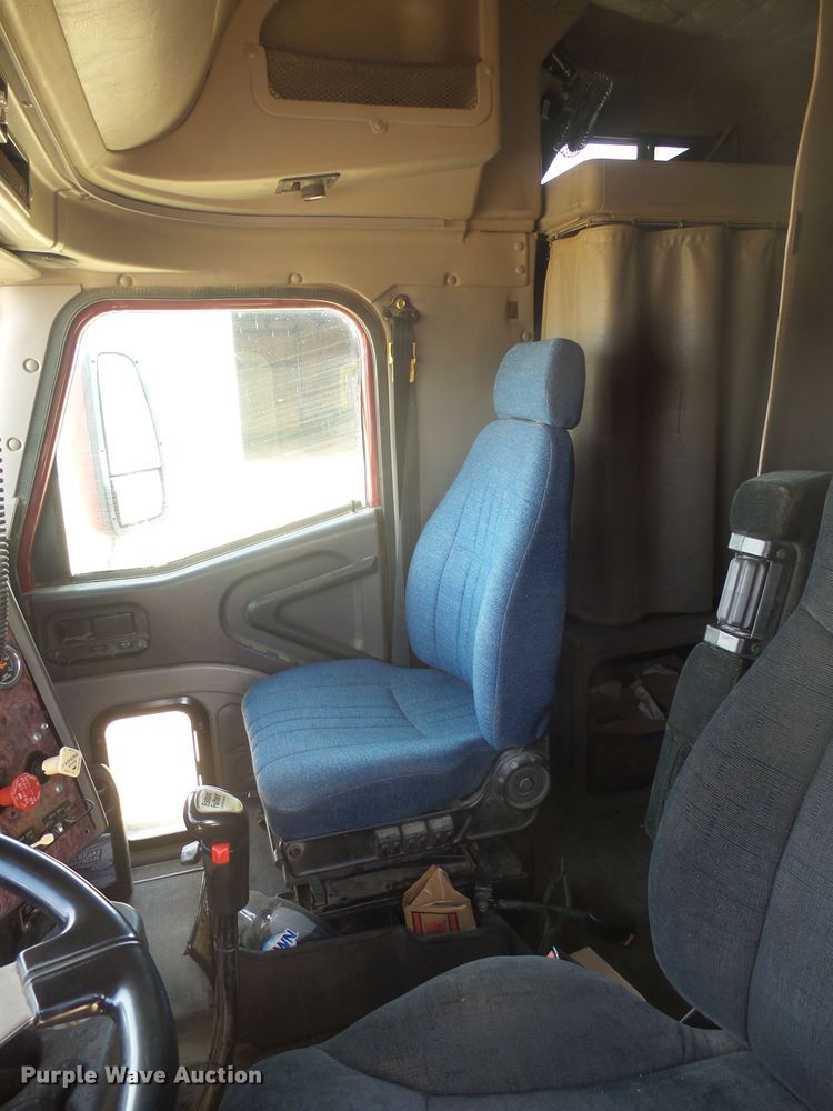 image for item DX9223 2000 International 9400i  semi truck