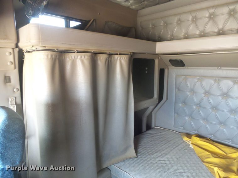 image for item DX9223 2000 International 9400i  semi truck