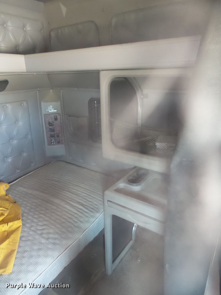 image for item DX9223 2000 International 9400i  semi truck