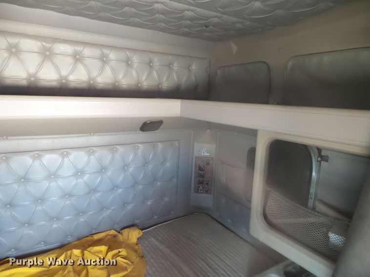 image for item DX9223 2000 International 9400i  semi truck