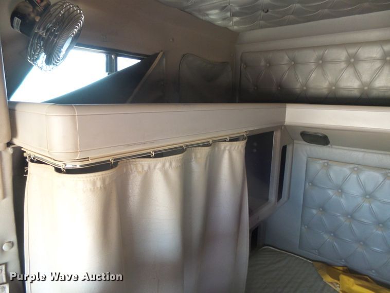 image for item DX9223 2000 International 9400i  semi truck