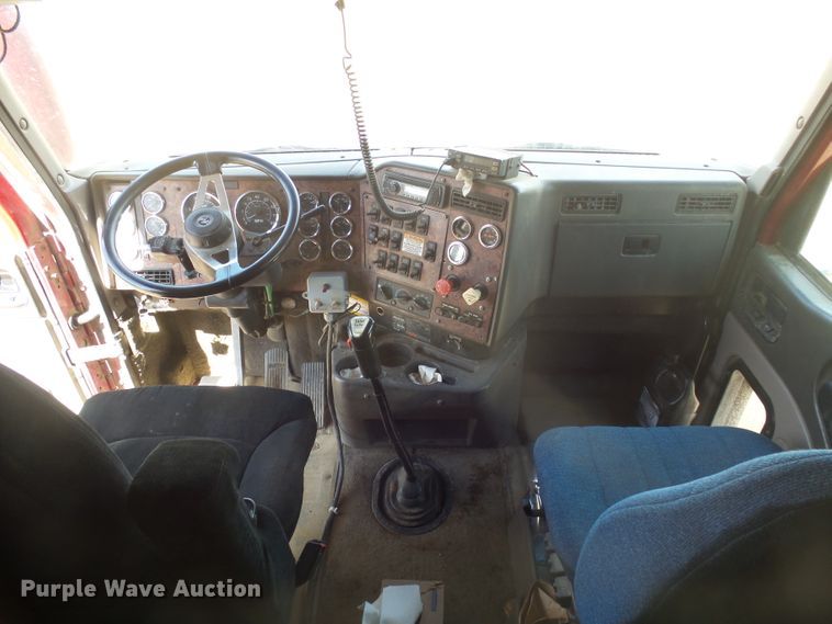 image for item DX9223 2000 International 9400i  semi truck