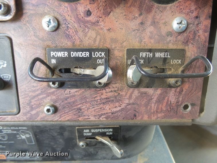 image for item DX9223 2000 International 9400i  semi truck