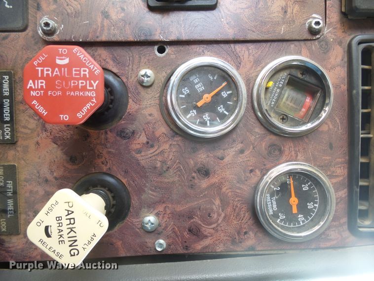 image for item DX9223 2000 International 9400i  semi truck