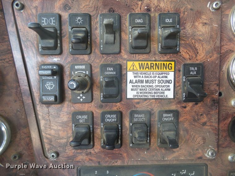 image for item DX9223 2000 International 9400i  semi truck