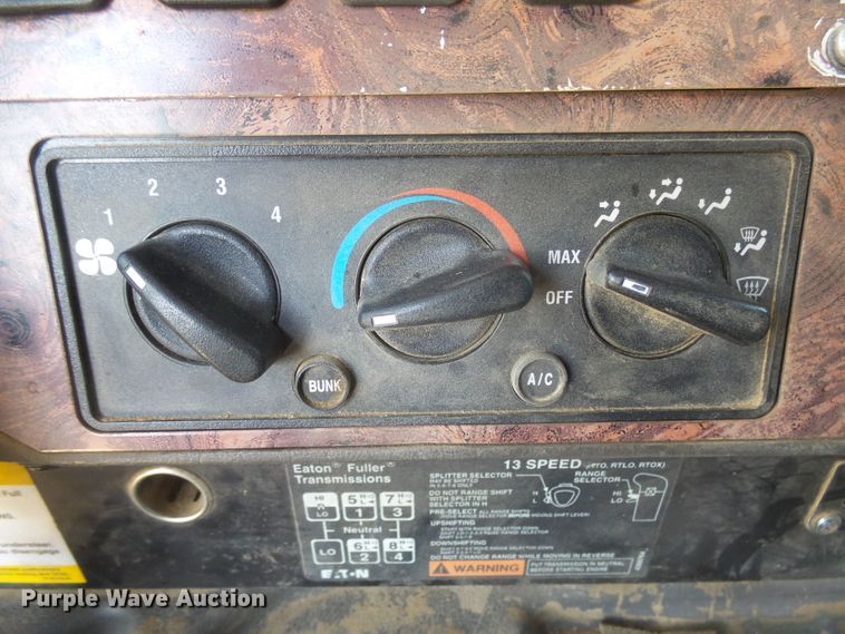 image for item DX9223 2000 International 9400i  semi truck