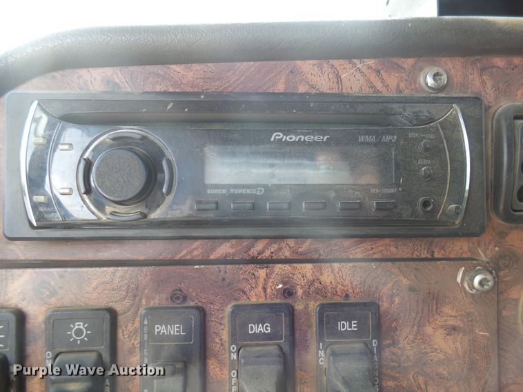 image for item DX9223 2000 International 9400i  semi truck