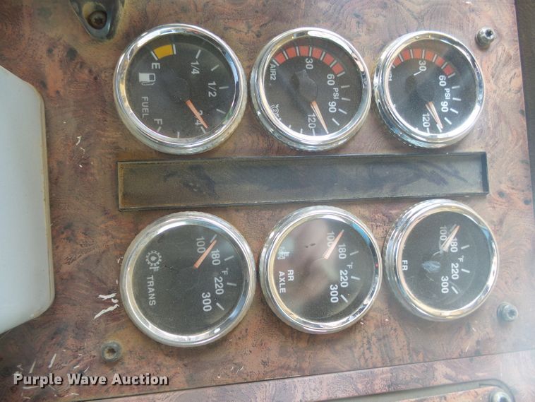 image for item DX9223 2000 International 9400i  semi truck