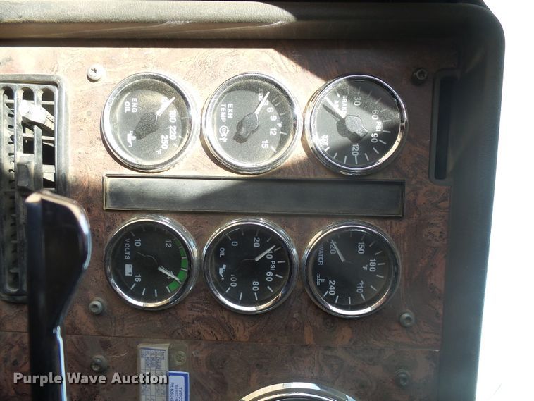 image for item DX9223 2000 International 9400i  semi truck