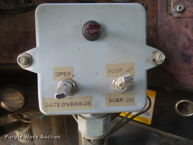 image for item DX9223 2000 International 9400i  semi truck