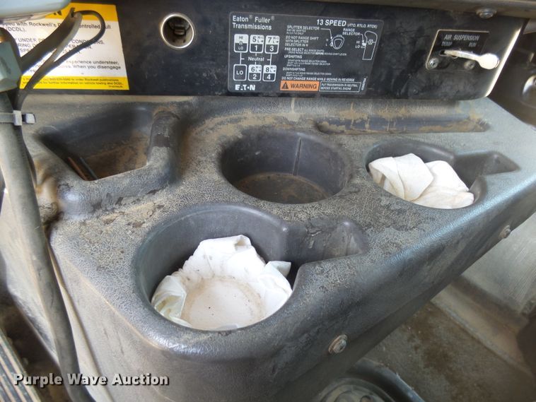 image for item DX9223 2000 International 9400i  semi truck