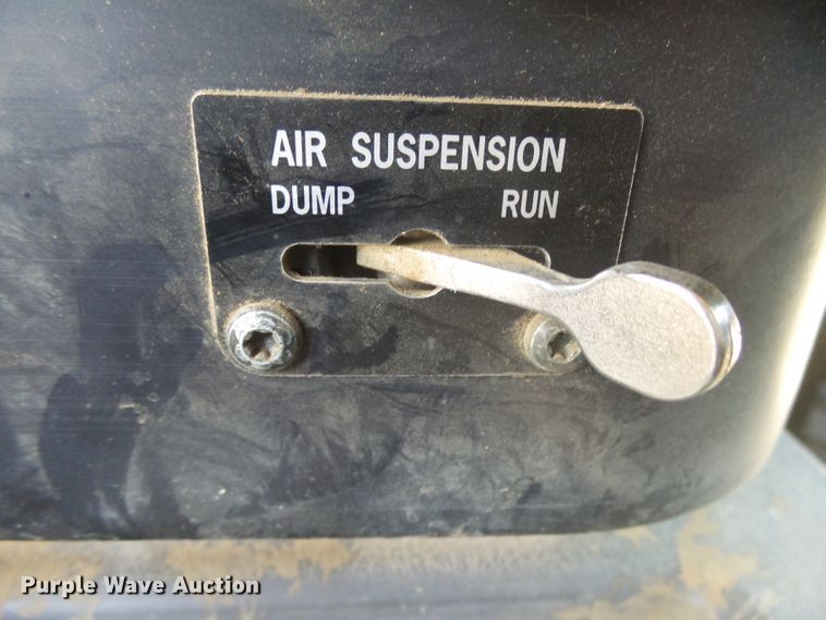 image for item DX9223 2000 International 9400i  semi truck