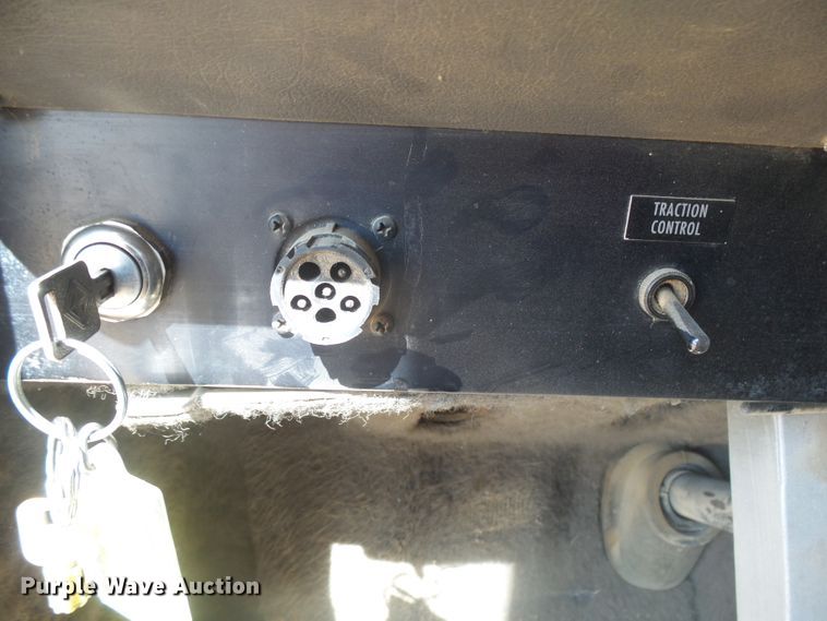 image for item DX9223 2000 International 9400i  semi truck