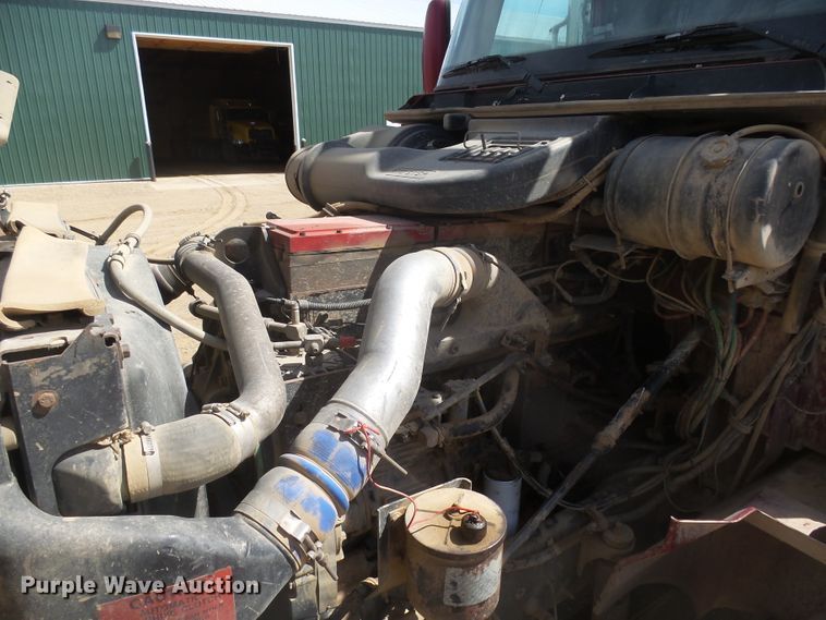 image for item DX9223 2000 International 9400i  semi truck