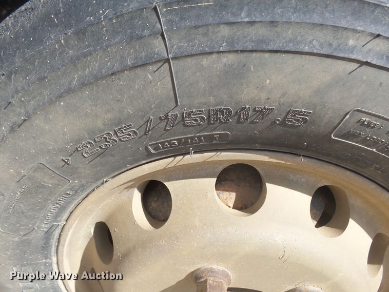 image for item DX9223 2000 International 9400i  semi truck