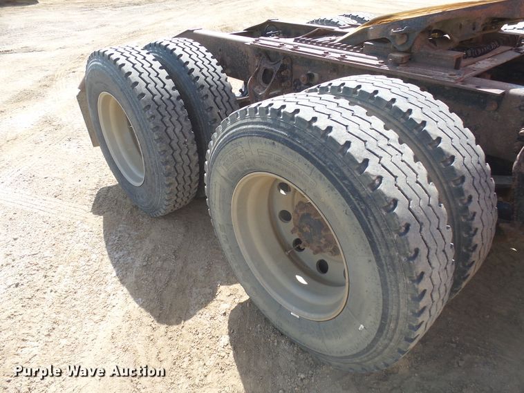 image for item DX9223 2000 International 9400i  semi truck