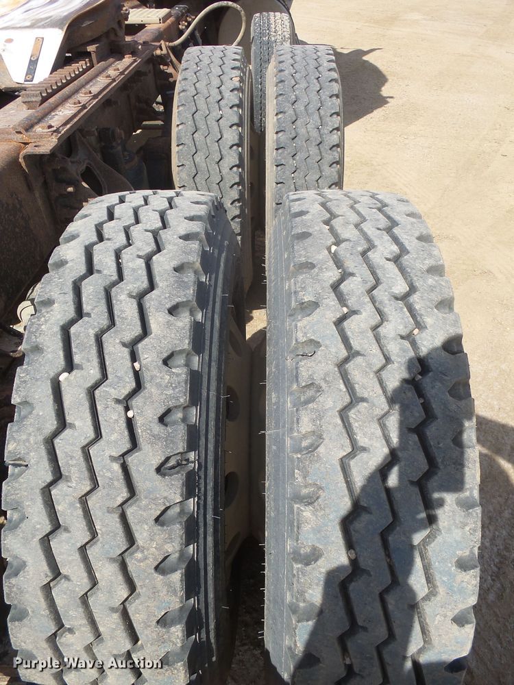 image for item DX9223 2000 International 9400i  semi truck