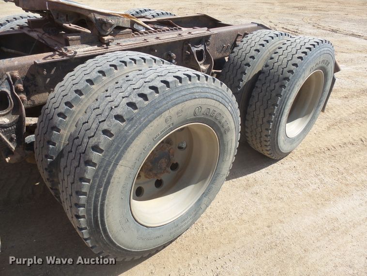 image for item DX9223 2000 International 9400i  semi truck